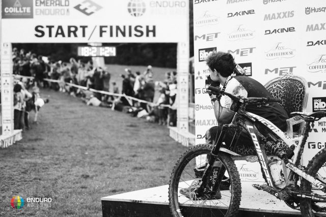 Adrien Dailly, seduto sulla hot seat, aspetta l'arrivo di Sam Hill