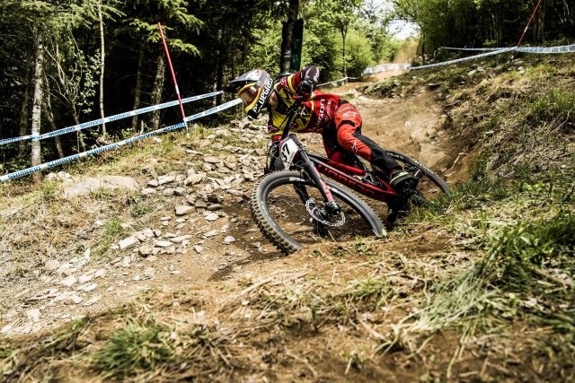 Alexandre Fayolle in azione sulla sfidante pista di Lourdes - foto: Redbullcontentpool
