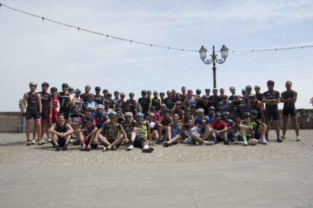 Il folto gruppo di partecipanti al primo incontro in preparazione all'Ironman di Cervia del 23 settembre