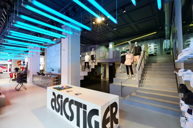 ASICS Flagship Store è anche esperienza sensoriale, luci, colori, immagini per un acquisto perfetto ASICS Flagship Store è anche esperienza sensoriale, luci, colori, immagini per un acquisto perfetto