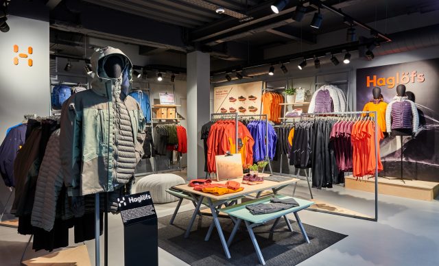 Asics Flagship store non è solo calzature, ma abbigliamento e accessori Asics Flagship store non è solo calzature, ma abbigliamento e accessori