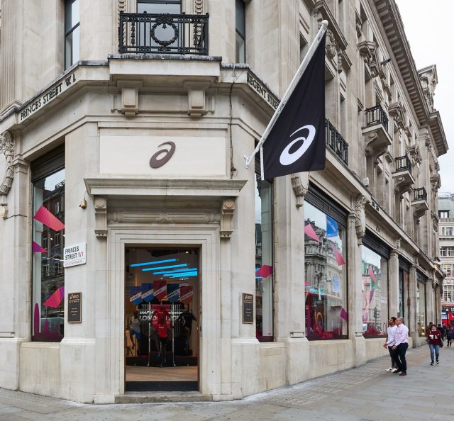 L'ingresso dell'ASICS Flagship Store in Regent Street a Londra L'ingresso dell'ASICS Flagship Store in Regent Street a Londra