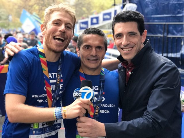 Mattia Di beo insieme a Luigi, atleta non vedente che ha raggiunto il suo sogno a New York correndo poco sopra le 3h10' Mattia Di beo insieme a Luigi, atleta non vedente che ha raggiunto il suo sogno a New York correndo poco sopra le 3h10'