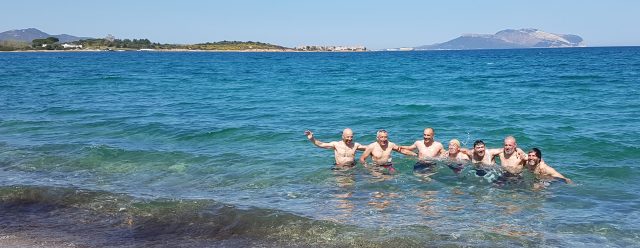Un tuffo per celebrare la conclusione del Sardinia Divide nella spiaggia di Olbia - foto: Massimo Zara