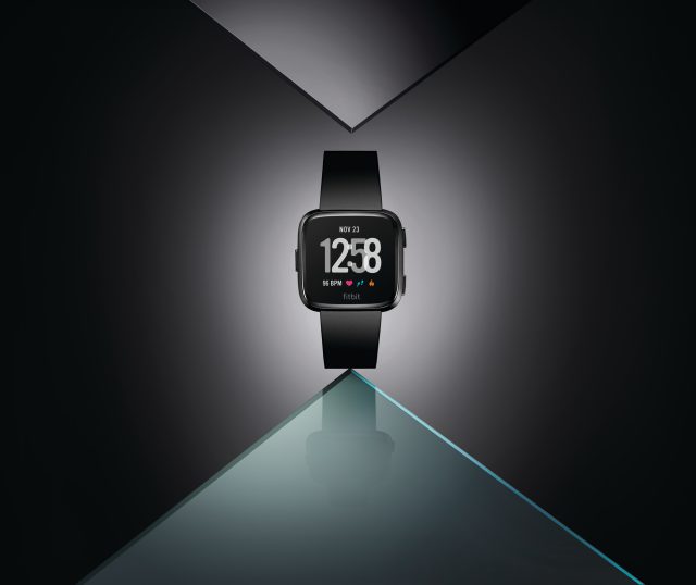 La silhouette accattivante della versione Fitbit Versa Black hero La silhouette accattivante della versione Fitbit Versa Black hero