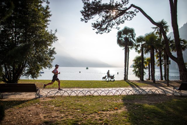 Giulio Molinari in allenamento sulle rive del Lago di Garda Giulio Molinari in allenamento sulle rive del Lago di Garda