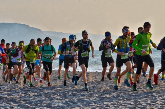 Una delle fasi suggestive della gara che ha visto i partecipanti protagonisti di una parte di percorso sulla spiaggia di Loano Una delle fasi suggestive della gara che ha visto i partecipanti protagonisti di una parte di percorso sulla spiaggia di Loano