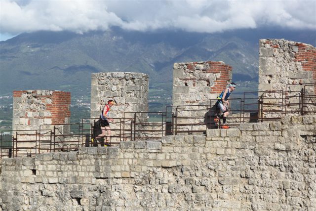 Passaggio suggestivo dei concorrenti sulla Rocca di Asolo