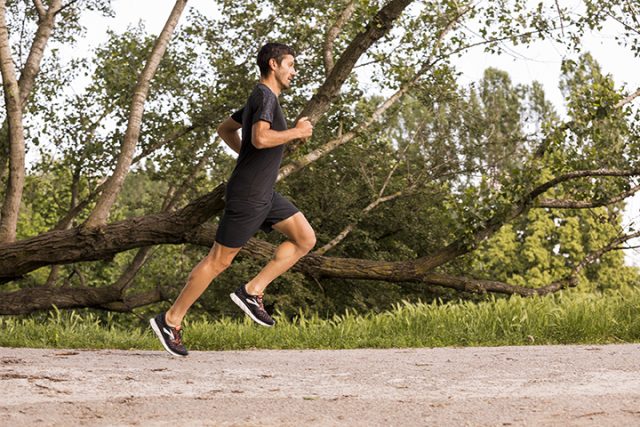 Il triatleta Giulio Molinari in azione con le nuove GLYCERIN 16