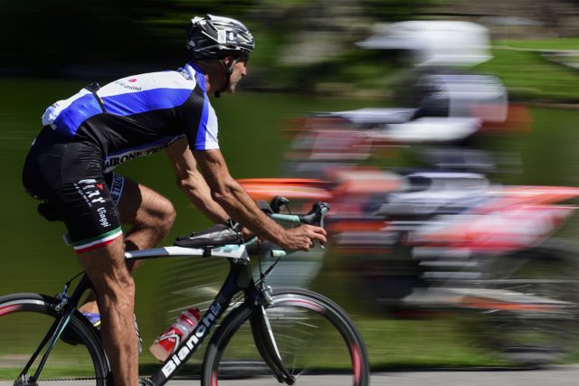 Una suggestiva immagine di un atleta in azione tra i passi terribili di Mortirolo e Gavia