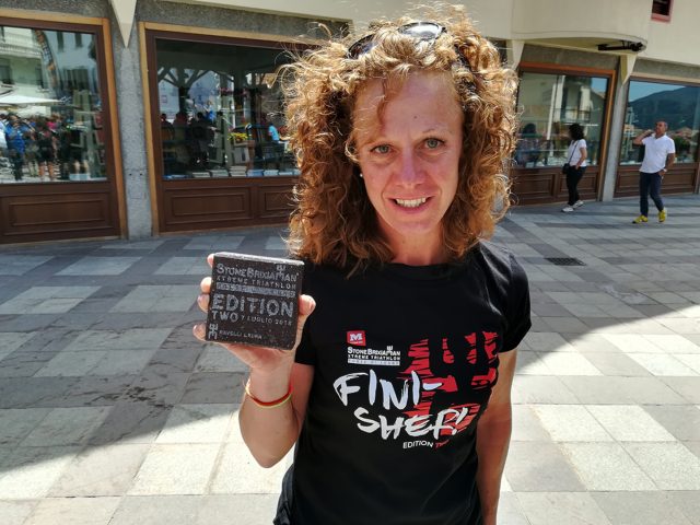 Laura Ravelli, dopo una fatica immane, la nostra regina sorride fiera con il suo primo trofeo!