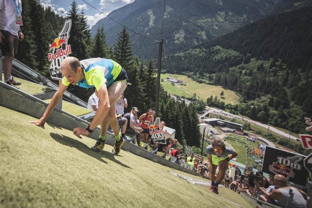 Werner MArti con dietro l'italinao Luca Kovacic nel momento decisivo a pochi metri dal traguardo - RedBull400_phcredits_FedericoModica1_RedBullContentPool