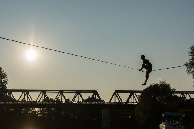 All'Adventure River Fest la suggestione di un tramonto sulla slackline All'Adventure River Fest la suggestione di un tramonto sulla slackline