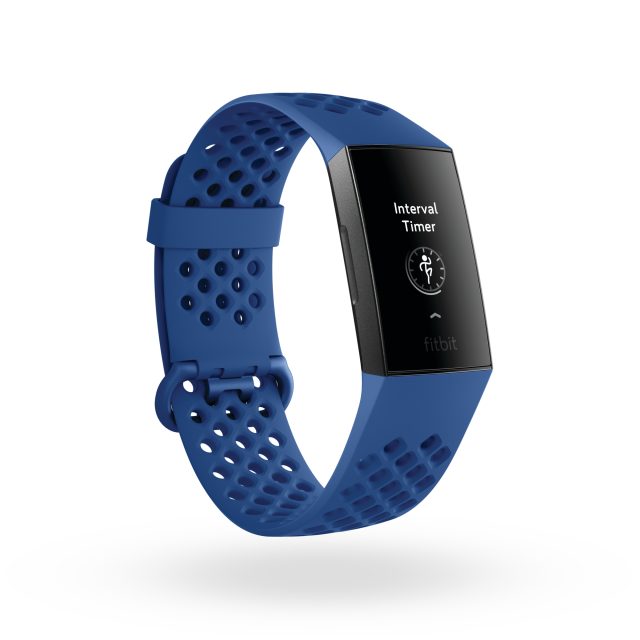 Il Fitbit Charge 3 nella colorazione esclusiva sport navy e grafite
