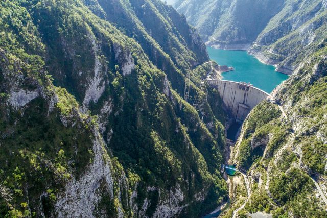 Una vista mozzafiato su una delle dighe oggetto del progetto Una delle dighe che minacciano la regione dei Balcani, oggetto del progetto BLUE HEART di PATAGONIA Una vista mozzafiato su una delle dighe oggetto del progetto Una delle dighe che minacciano la regione dei Balcani, oggetto del progetto BLUE HEART di PATAGONIA