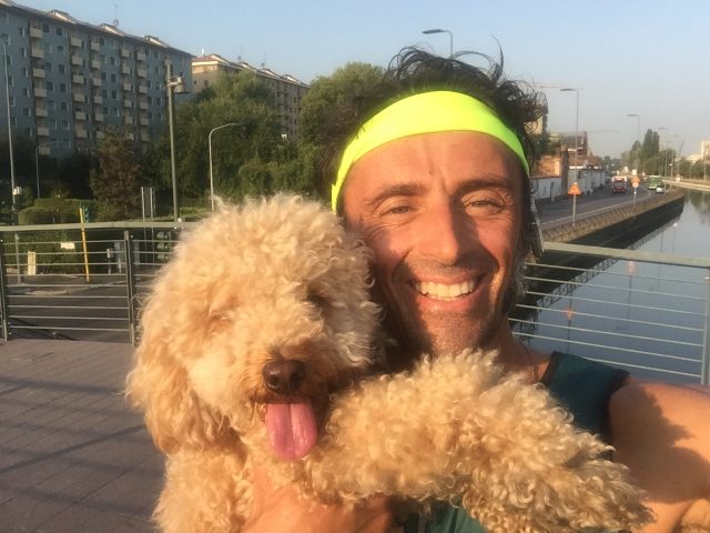 Il nostro direttore Daniele Milano, in compagnia della sua Pesca, barboncino runner sui Navigli milanesi. Il nostro direttore Daniele Milano, in compagnia della sua Pesca, barboncino runner sui Navigli milanesi.