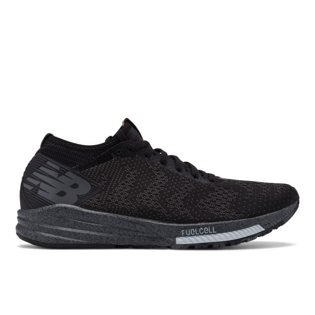 La bellissima versione da donna della NEW BALANCE FuelCell Impulse, molto simile a quella da uomo, più sotto, all black con particolari marroni sulla linguetta e la Statua della Libertà, simbolo di NY e dell'omonima maratona del 4 novembre prossimo. La bellissima versione da donna della NEW BALANCE FuelCell Impulse, molto simile a quella da uomo, più sotto, all black con particolari marroni sulla linguetta e la Statua della Libertà, simbolo di NY e dell'omonima maratona del 4 novembre prossimo.