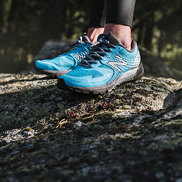La New Balance Summit Q.O.M. nella colortazione da donna con suola Vibram Megagrip e intersuola REVlite