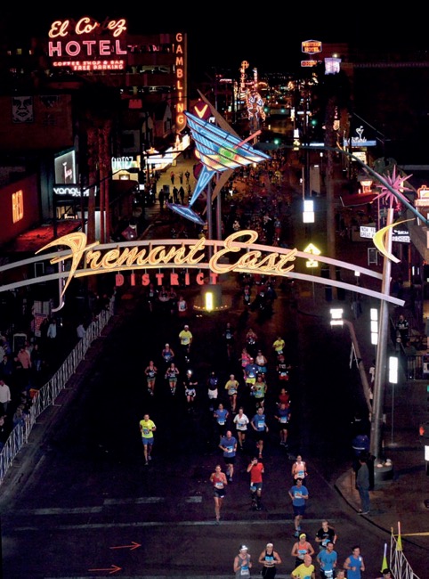 Partenza della Toyota Rock ‘n’ Roll Las Vegas Marathon al tramponto, mai una gara è stata più spettacolare. e ad illuminare la strada dei runner ci penseranno le luci di Vegas! Partenza della Toyota Rock ‘n’ Roll Las Vegas Marathon al tramponto, mai una gara è stata più spettacolare. e ad illuminare la strada dei runner ci penseranno le luci di Vegas!