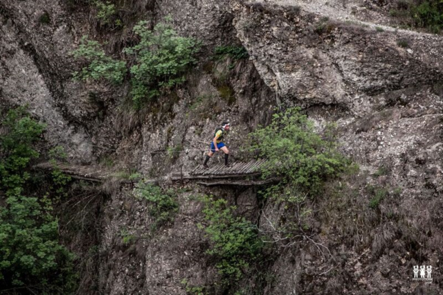 Un'immagine spettacolare dell'edizione 2018 del trail Finestre di Pietra, inserito nel calendario della GOLDEN TRAIL NATIONAL SERIES ITALY Un'immagine spettacolare dell'edizione 2018 del trail Finestre di Pietra, inserito nel calendario della GOLDEN TRAIL NATIONAL SERIES ITALY