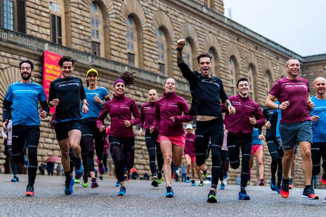 Gli Asics FrontRunner ad un recente raduno. Con il braccio alzato Luca Guglielmetti, componente confermato della community italiana Gli Asics FrontRunner ad un recente raduno. Con il braccio alzato Luca Guglielmetti, componente confermato della community italiana