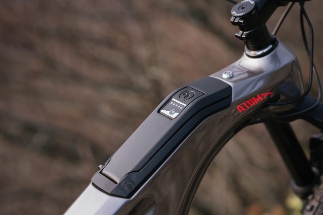 La batteria da 720 Wh è integrata nel tubo obliquo, estraibile dal top tube tramite lo sportello controllato dal braccialetto key-less