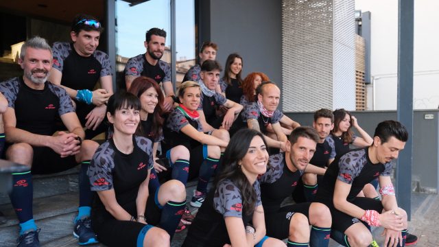 Il gruppo di giornalisti e addetti ai lavori, poco prima dell'uscita di running sui Navigli, in compagnia di Alessandro Degasperi, atleta BV SPORT Il gruppo di giornalisti e addetti ai lavori, poco prima dell'uscita di running sui Navigli, in compagnia di Alessandro Degasperi, atleta BV SPORT