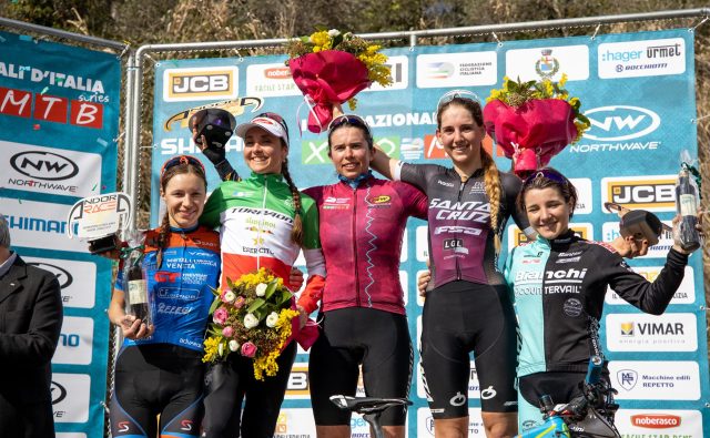 l podio della gara Donne Open: Da sinistra: Vera Medvedeva, Eva Lechner, Martina Berta, Greta Seiwald e Chiara Teocchi