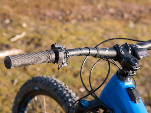 Zoom sul cockpit, sulla sinistra il comando sotto manubrio del reggisella telescopico e i pulsanti che controllano l'assistenza del motore