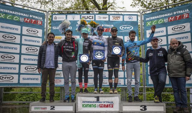 Il podio dell gara Open maschile. Da sinistra: Il Presidente della Federazione Sammarinese Ciclismo Valter Baldisserra; Nicolas Pettinà, Nadir Colledani, Lars Forster, Nino Schurter, Gerhard Kerschbaumer, il Presidente del Comitato organizzatore Alessandro Stacchini e il Segretario di Sport per l'Istruzione e lo Sport Marco Podeschi