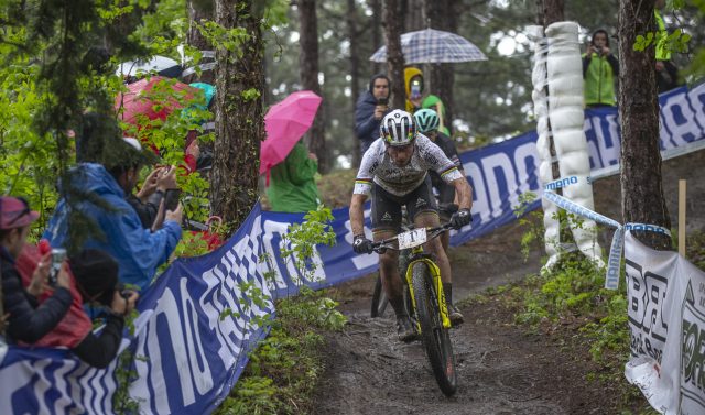 Il Campione del Mondo e Olimpico Nino Schurter in azione nella terza tappa di Internazionali d'Italia Series