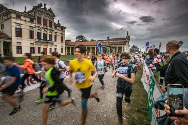 Pochi istanti dopo la partenza della 7k dedicata ai più giovani, che anche quest'anno si giocheranno lungo il percorso ben 80 borse di studio