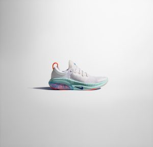 La nuova Joyride Run Flyknit è un vero e proprio salto nel futuro dello Swoosh più famoso al mondo!