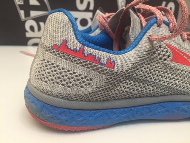 Le ALTRA Escalante Racer testate sono la limited edition della Chicago Marathon 2018 con i particolari ricamati direttamente sul knit della tomaia Le ALTRA Escalante Racer testate sono la limited edition della Chicago Marathon 2018 con i particolari ricamati direttamente sul knit della tomaia