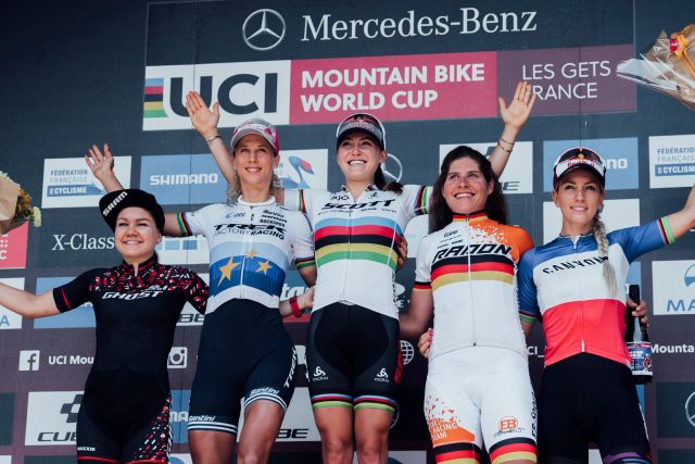 Il podio XCO femminile a Les Gets: 4^ Sina Frei, 2^ Jolanda Neff, 1^ Kate Courtney, 3^ Elisabeth Brandau, 5^ Pauline Ferrand Prevot