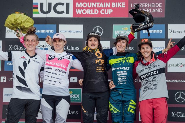 Il podio femminile della World Cup DH di Lenzerheide: 4^ Kate Weatherly, 2^ Tracey Hannah, 1^ Marine Cabirou, 3^ Emilie Siegenthaler, 5^ Camille Balanche