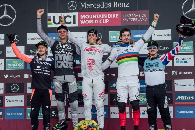 Il podio maschile della World Cup DH di Lenzerheide: 4* Troy Brosnan, 2° Greg Minnaar, 1° Amaury Pierron, 3° Loic Bruni, 5° Danny Hart