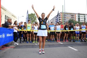 L’Assessore allo Sport del Comune di Milano Roberta Guaineri entusiasta poco prima della partenza della 25k. Grande spirito da parte dell'assessore che dimostra di essere sempre più coinvolta nelle iniziative che "muovono" Milano. L’Assessore allo Sport del Comune di Milano Roberta Guaineri entusiasta poco prima della partenza della 25k. Grande spirito da parte dell'assessore che dimostra di essere sempre più coinvolta nelle iniziative che "muovono" Milano.