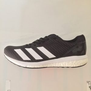Un'altra immagine della nuova adidas Adizero Boston 8, con in evidenza il materiale Boost presente dal tallone alla zona del metatarso, a diretto contatto con la suola Continental. Un'altra immagine della nuova adidas Adizero Boston 8, con in evidenza il materiale Boost presente dal tallone alla zona del metatarso, a diretto contatto con la suola Continental.