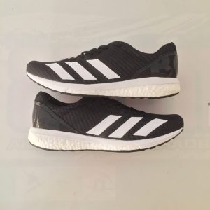 Lo shape indubbiamente filante delle nuove adidas Adizero Boston 8. dalla foto del fianco è facilmente intuibile il drop non minimale di 10mm che ho apprezzato più degli 8mm della versione precedente. Lo shape indubbiamente filante delle nuove adidas Adizero Boston 8. dalla foto del fianco è facilmente intuibile il drop non minimale di 10mm che ho apprezzato più degli 8mm della versione precedente.