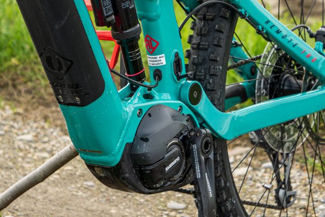 Uno sguardo ravvicinato al motore Shimano Steps E8000 e alla sua protezione inferiore