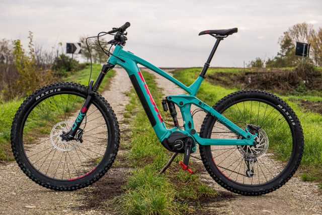 Vista laterale delle Kona Remote 160, con il massiccio down tube che ospita la batteria integrata da 504 Wh - foto: Cristiano Guarco