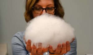 Tara Maurer, si nasconde orgogliosa dietro a una nuvola di materiale isolante Primaloft. Con Primaloft P.U.R.E. viene raggiunta un'altra frontiera silenziosa verso un mondo migliore e meno inquinato! Primaloft si dimostra una volta di più FATII e non PAROLE!