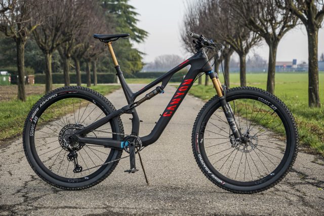 La Canyon Neuron CF SLX 9.0 LTD su cui abbiamo montato gli pneumatici Vittoria Agarro con il kit tubeless Milkit