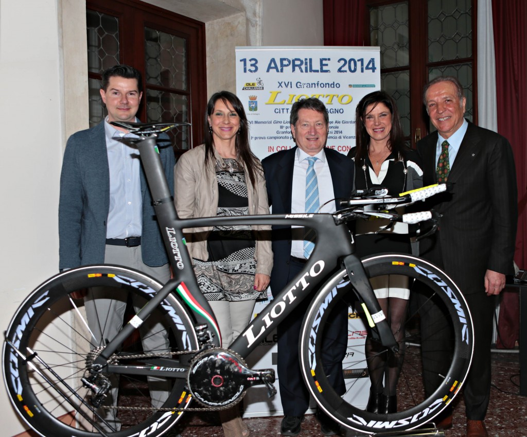 I fratelli Liotto: Pierangelo con le sorelle Luigina e Doretta, Alberto Neri e Claudio Pasqualin 