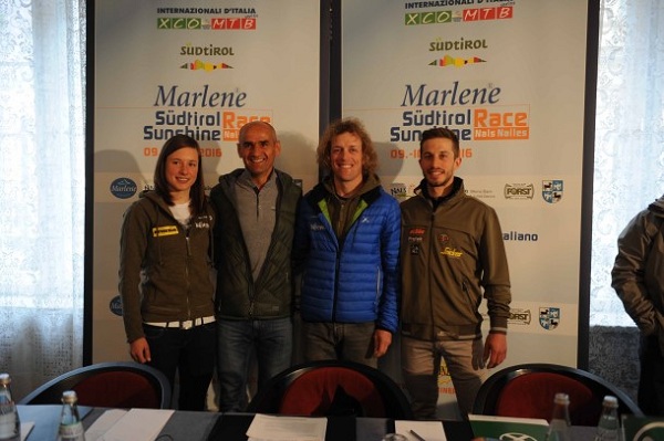 Da sx Anna Oberparleitner, il ct Hubert Pallhuber, Martino Fruet e Maximilian Vieider (foto organizzatori)