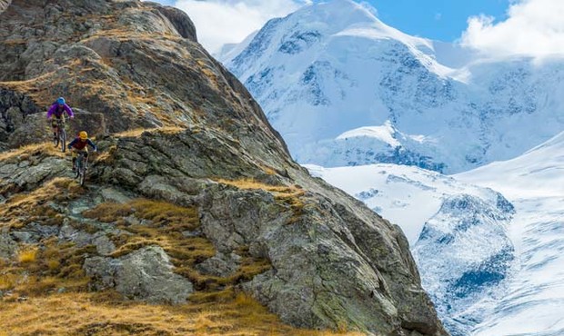 Singletrack Switzerland: Carston Oliver guida Brice Shirbach sugli epici singletrack di Zermatt con il ghiacciaio Gorner, al confine italiano, sullo sfondo. Foto: Grant Gunderson