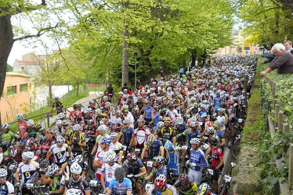 La folla di partecipanti alla 9 Fossi (foto organizzatori)