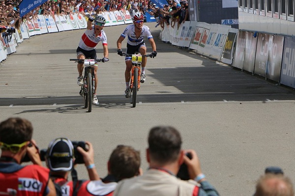 La sensazionale volatra di domenica scorsa fra Schurter (a sx) e Absalon (foto organizzatori)