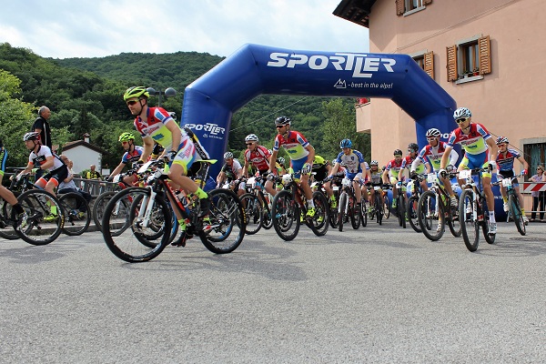 Lo start della Valchiarò Mtb Marathon (foto organizzatori)